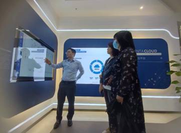 图片包含 人, 室内, 男人, 站描述已自动生成